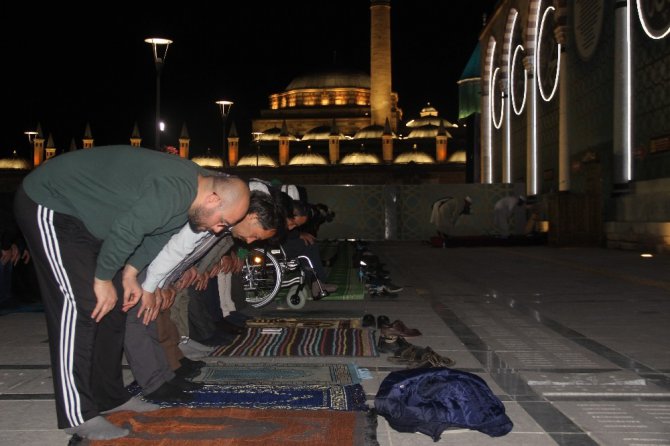 Konya’da vatandaşlar ilk teravih namazı için camilere akın etti