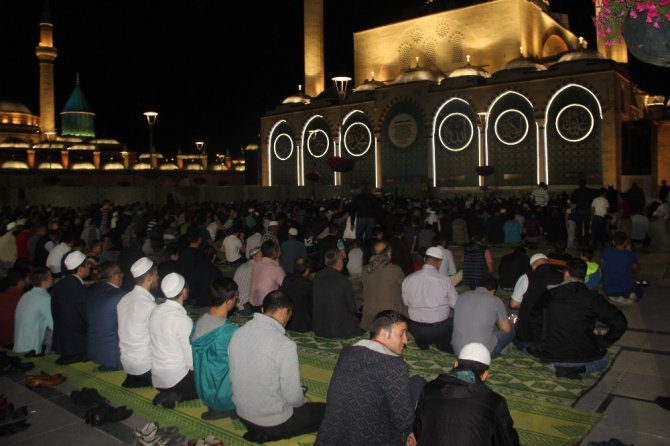 Konya’da vatandaşlar ilk teravih namazı için camilere akın etti