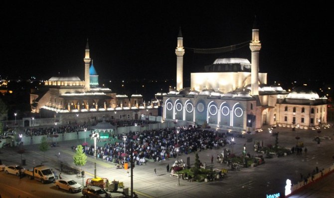 Konya’da vatandaşlar ilk teravih namazı için camilere akın etti