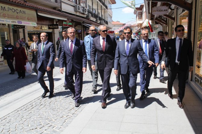 Altunyaldız ziyaretlerde bulundu