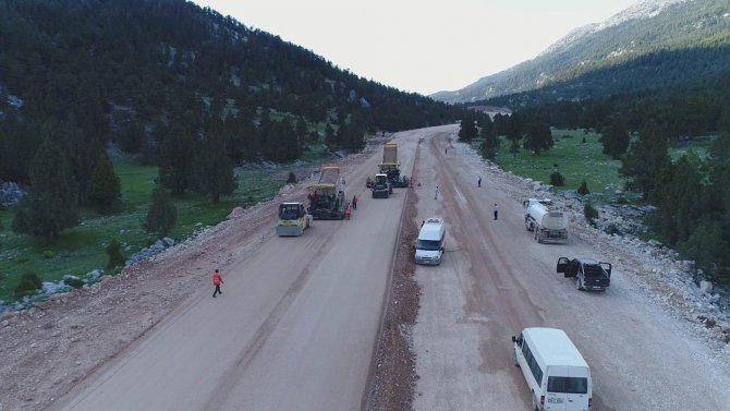 Gembos güzergahlı Yeni Konya-Antalya yolunda çalışmalar sürüyor