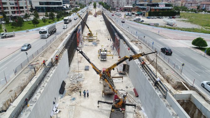 Başkan Altay, yapımı devam eden köprülü kavşakları inceledi