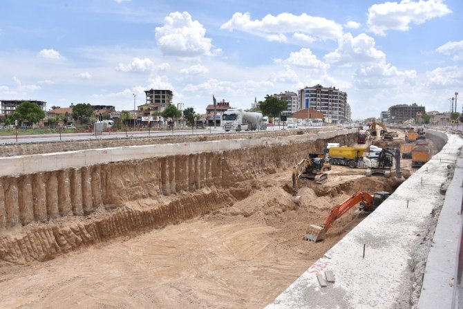 Başkan Altay, yapımı devam eden köprülü kavşakları inceledi