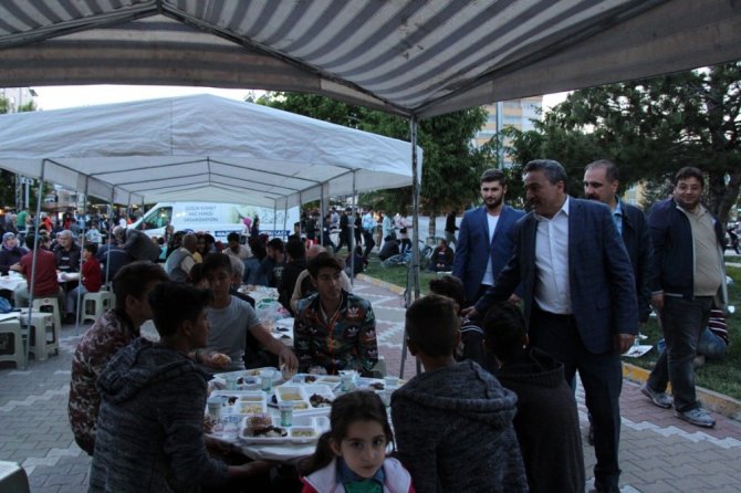 Başkan Tutal, ilk orucunu iftar çadırında açtı