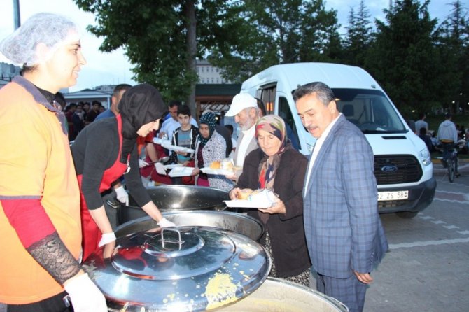 Başkan Tutal, ilk orucunu iftar çadırında açtı