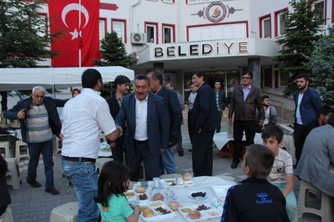 Başkan Tutal, ilk orucunu iftar çadırında açtı