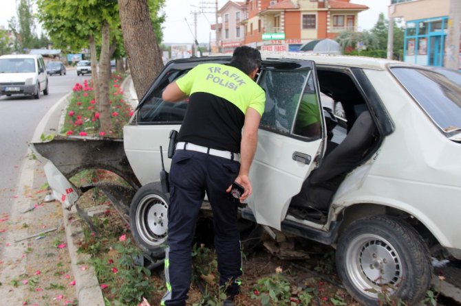 Ağaca çarparak hurdaya dönen otomobilden yaralı olarak kurtuldu