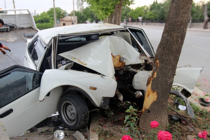 Ağaca çarparak hurdaya dönen otomobilden yaralı olarak kurtuldu