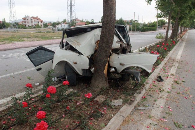 Ağaca çarparak hurdaya dönen otomobilden yaralı olarak kurtuldu