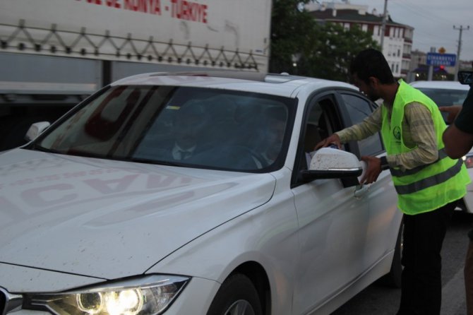 Cihanbeyli’de iftar vaktinde yolda olanlara iftariyelik dağıtılıyor