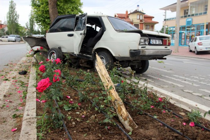 Ağaca çarparak hurdaya dönen otomobilden yaralı olarak kurtuldu