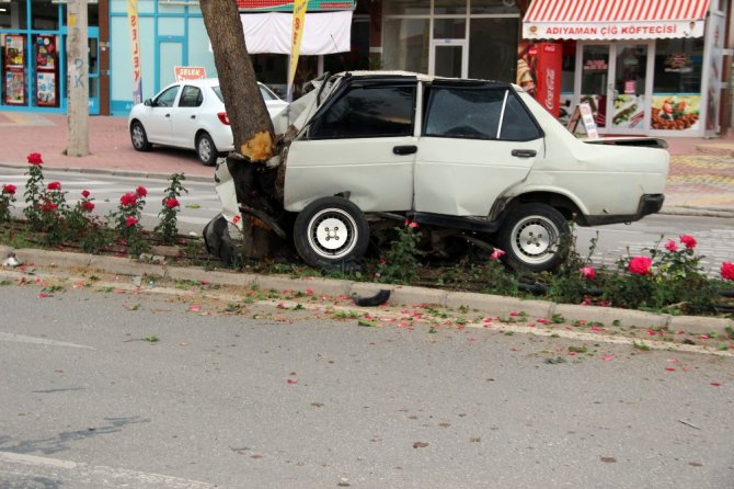 Ağaca çarparak hurdaya dönen otomobilden yaralı olarak kurtuldu