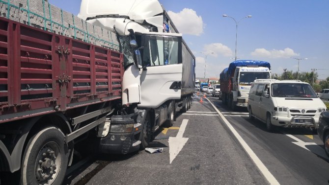 Tır önündeki tırın dorsesine çarptı, sürücü yaralandı