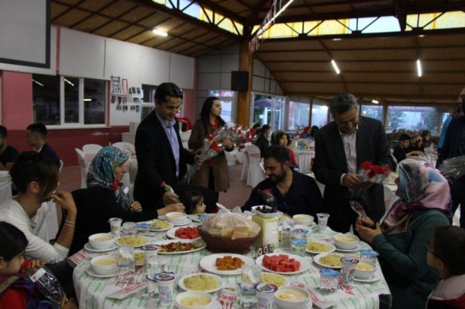 Başkan Tutal, yetim ve öksüzlerle iftar yemeğinde buluştu