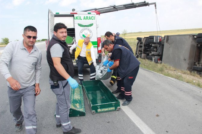 Tır devrildi sürücünün 10 yaşındaki oğlu hayatını kaybetti