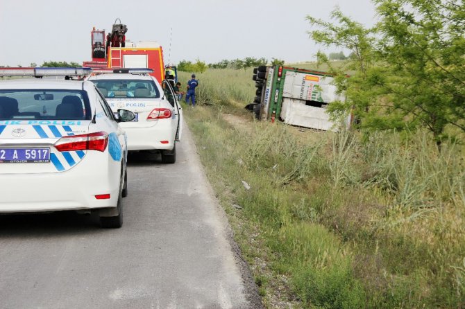 Tır devrildi sürücünün 10 yaşındaki oğlu hayatını kaybetti