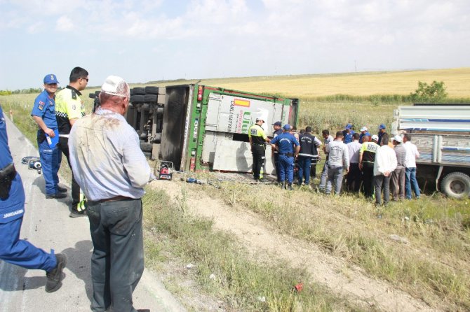 Tır devrildi sürücünün 10 yaşındaki oğlu hayatını kaybetti