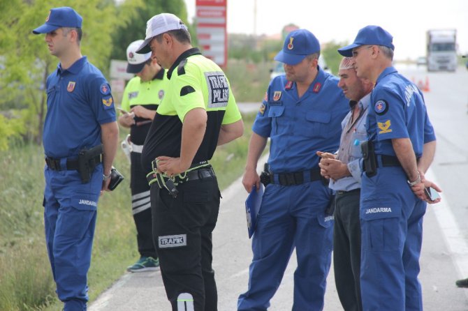 Tır devrildi sürücünün 10 yaşındaki oğlu hayatını kaybetti