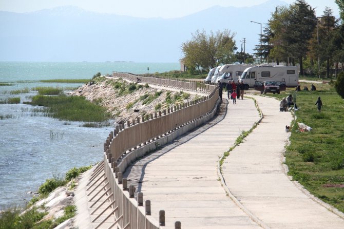 Yabancı turistler günbatımını izlemek için karavanlarıyla Beyşehir’e geliyor