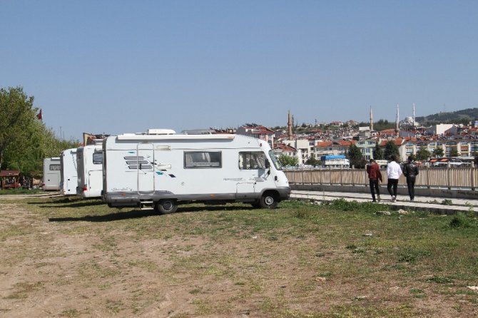 Yabancı turistler günbatımını izlemek için karavanlarıyla Beyşehir’e geliyor