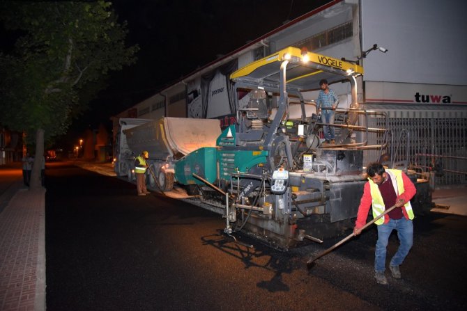 Selçuklu’da asfalt mesaisi gece gündüz devam ediyor