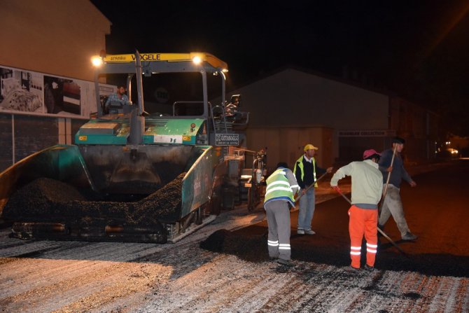 Selçuklu’da asfalt mesaisi gece gündüz devam ediyor