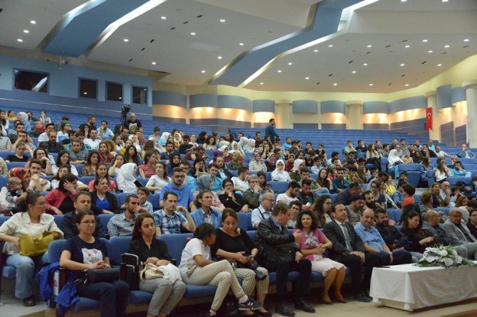 SÜ’de Mehmetçik Vakfı yararına tiyatro gösterimi