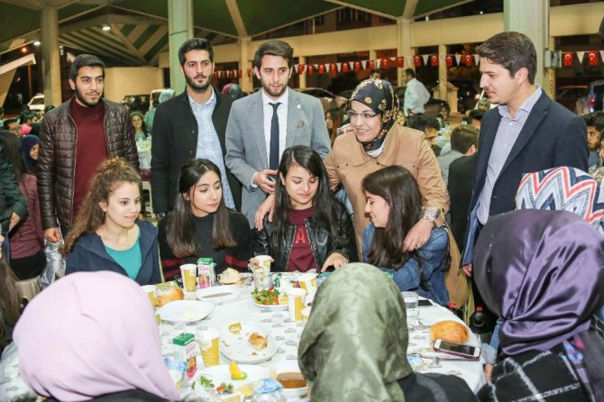 Başkan Toru, üniversite öğrencileriyle sahur yaptı