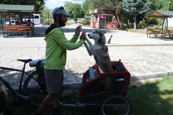 Köpekleriyle Türkiye turuna çıkan 2 bisikletsever Beyşehir’de mola verdi