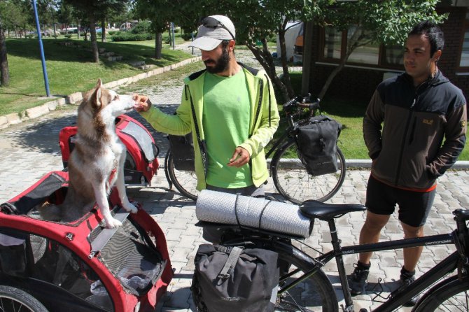 Köpekleriyle Türkiye turuna çıkan 2 bisikletsever Beyşehir’de mola verdi