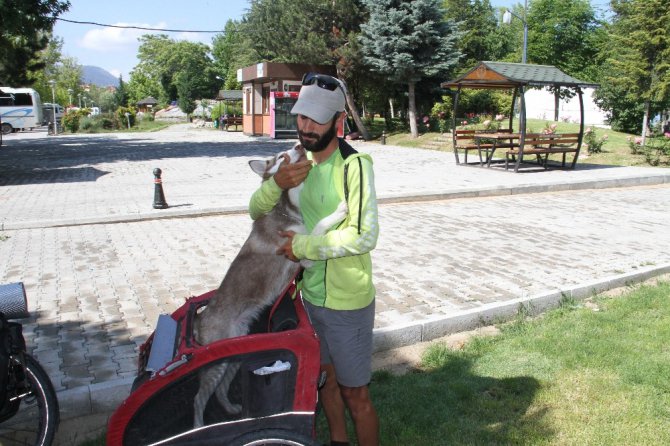 Köpekleriyle Türkiye turuna çıkan 2 bisikletsever Beyşehir’de mola verdi