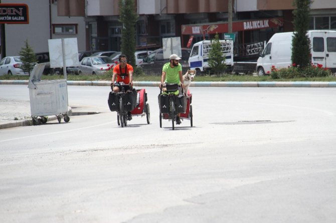 Köpekleriyle Türkiye turuna çıkan 2 bisikletsever Beyşehir’de mola verdi