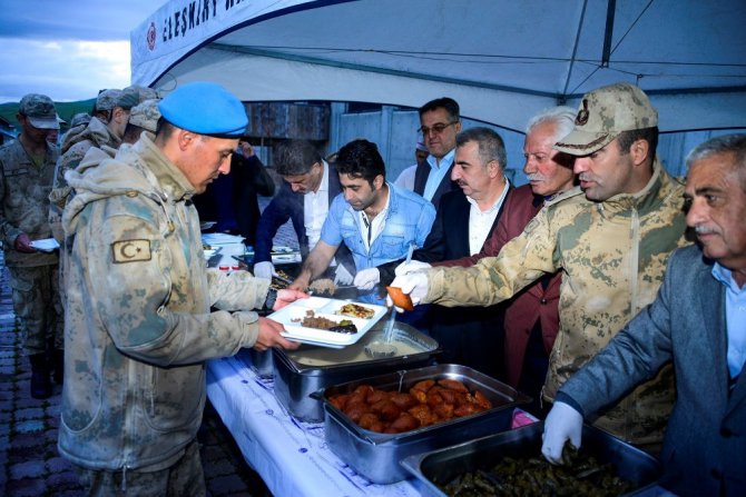 Meram’dan Ağrı’daki Mehmetçiğe iftarda anne yemeği