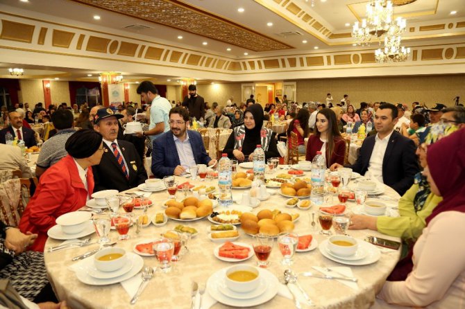 Aksaray Belediyesi, şehit aileleri ve gaziler onuruna iftar verdi