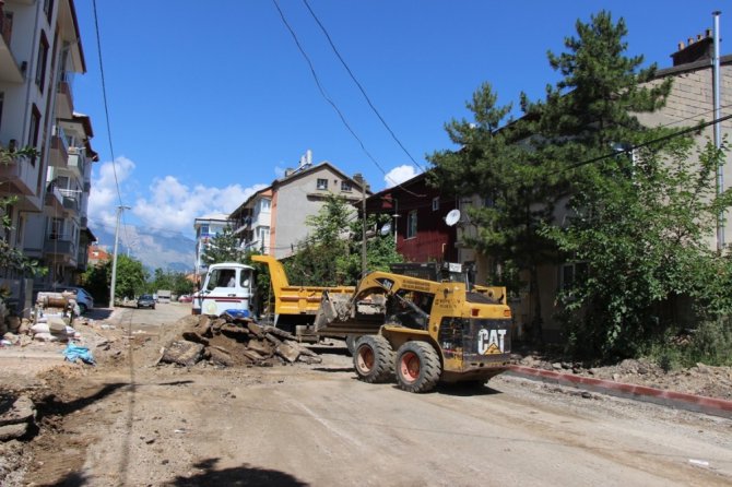 Başkan Tutal, kaldırım ve peyzaj düzenleme çalışmalarını inceledi