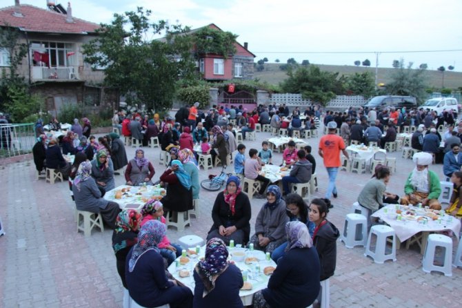 Seydişehir Belediyesinin iftar sofrası Kuran Mahallesine kuruldu