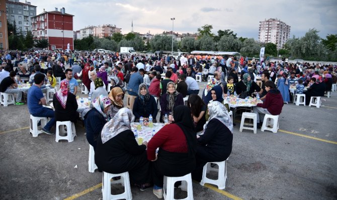 Pekyatırmacı, "İftar sofraları birlik ve beraberliğimizi geliştiriyor"