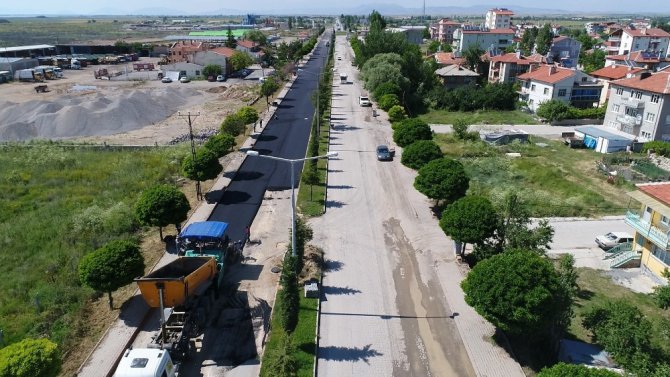 Beyşehir’de sıcak asfalt çalışmaları sürüyor