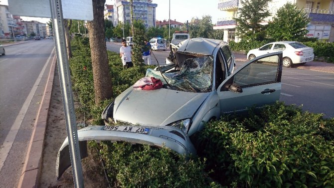 Kontrolden çıkan araç refüje çarptı: 1’i ağır 2 yaralı