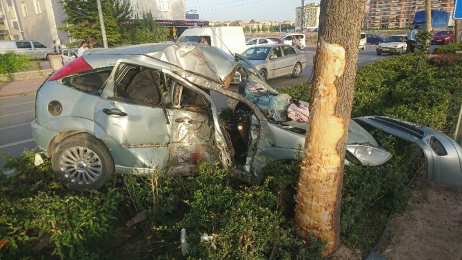 Kontrolden çıkan araç refüje çarptı: 1’i ağır 2 yaralı