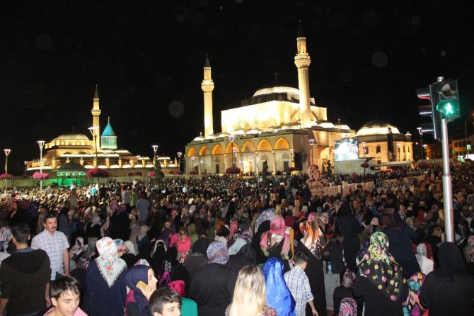 Kadir Gecesi’nde Mevlana Meydanı’nda binler buluştu