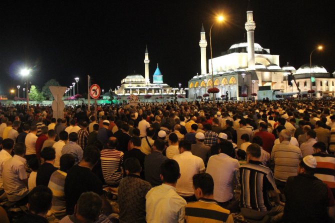 Kadir Gecesi’nde Mevlana Meydanı’nda binler buluştu