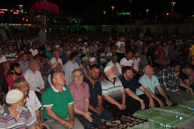 Kadir Gecesi’nde Mevlana Meydanı’nda binler buluştu