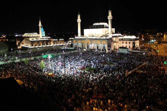 Kadir Gecesi’nde Mevlana Meydanı’nda binler buluştu