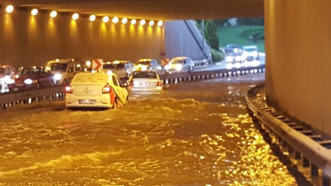 Konya’da sağanak yağmur sele dönüştü