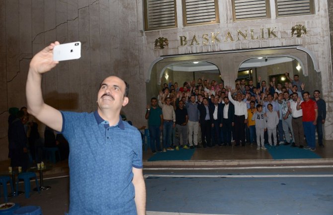 Başkan Altay, belediye bahçesinde gençlerle buluştu