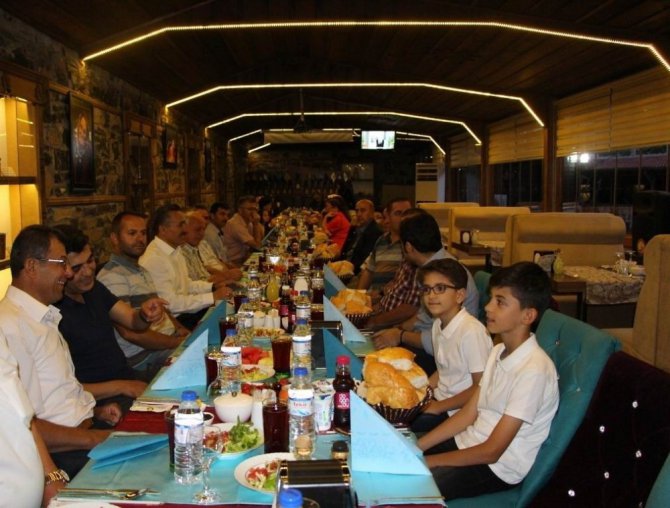 Başkan Tutal, meclis üyeleriyle iftarda bir araya geldi