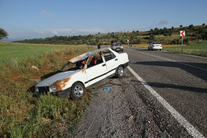 Beyşehir’de otomobil şarampole takla attı: 3 yaralı