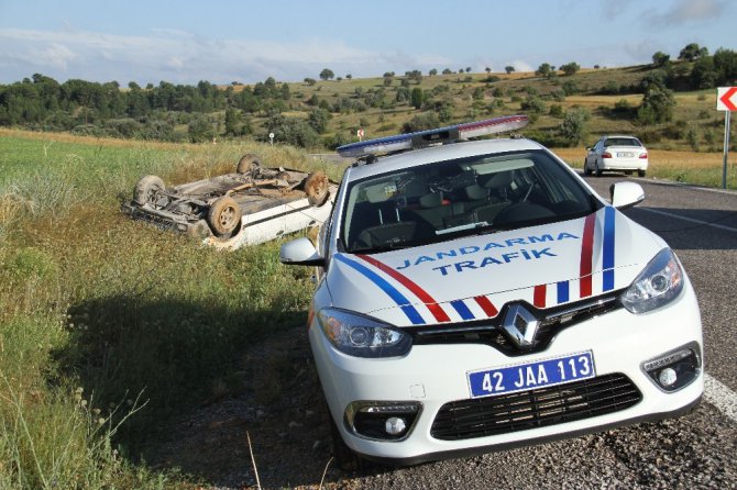 Beyşehir’de otomobil şarampole takla attı: 3 yaralı