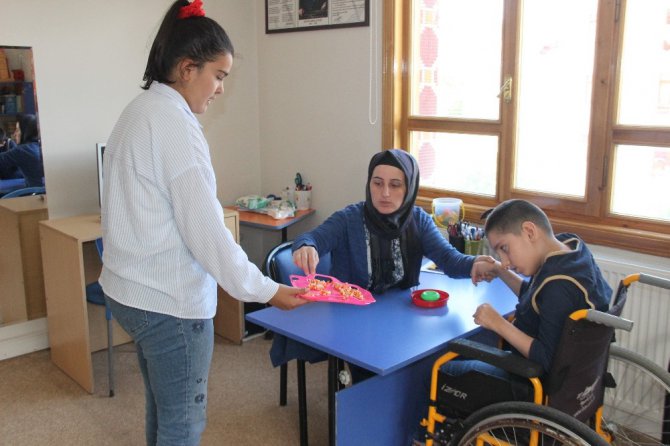 (Düzeltme) Serebral Palsi hastası Merve annesinin azmiyle konuşmaya başladı